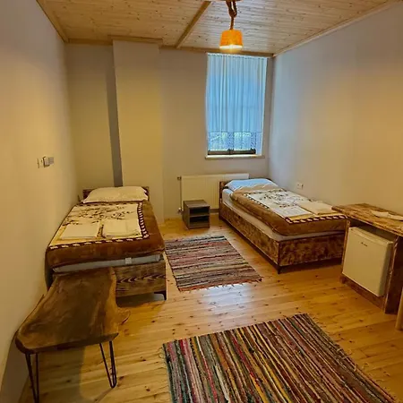 Bujtina Oxhaku I Docit 3*